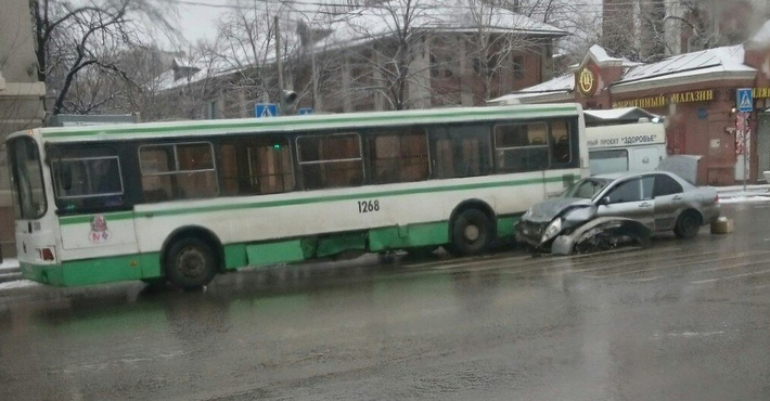 В самом центре Ростова шофёр автобуса проехал на красный и спровоцировал ДТП