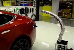 робот для зарядки автомобилей Tesla
